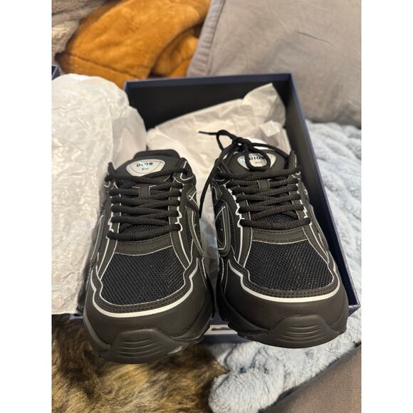 Athletic_Shoes